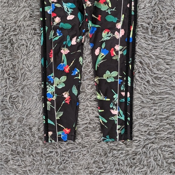 Adidas Floral. Original - Picture 4 of 10